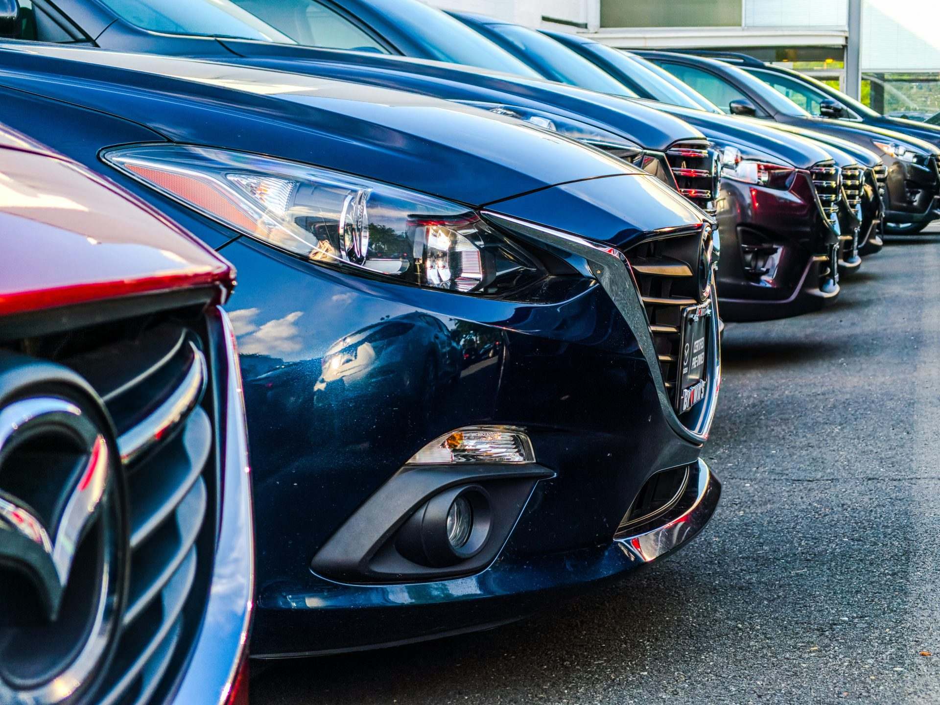 Coches aparcados en un parking